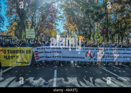 Madrid, Spagna. Il 29 Novembre, 2017. Migliaia di conducenti di taxi dimostra contro cabify e uber concorrenti sulle strade di Madrid dalla stazione ferroviaria di Atocha a neptuno square, questa dimostrazione include lo sciopero di 24 ore senza il servizio taxi per le strade di Madrid Credito: Alberto Ramírez Sibaja/Alamy Live News Foto Stock