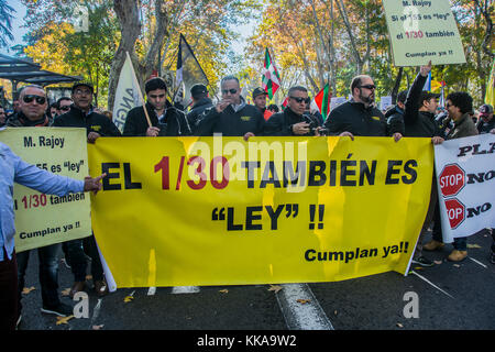 Madrid, Spagna. Il 29 Novembre, 2017. Migliaia di conducenti di taxi dimostra contro cabify e uber concorrenti sulle strade di Madrid dalla stazione ferroviaria di Atocha a neptuno square, questa dimostrazione include lo sciopero di 24 ore senza il servizio taxi per le strade di Madrid Credito: Alberto Ramírez Sibaja/Alamy Live News Foto Stock