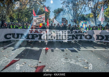 Madrid, Spagna. Il 29 Novembre, 2017. Migliaia di conducenti di taxi dimostra contro cabify e uber concorrenti sulle strade di Madrid dalla stazione ferroviaria di Atocha a neptuno square, questa dimostrazione include lo sciopero di 24 ore senza il servizio taxi per le strade di Madrid Credito: Alberto Ramírez Sibaja/Alamy Live News Foto Stock