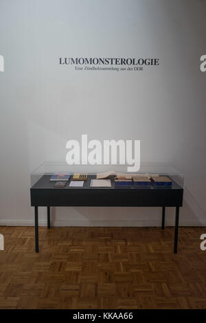 Vista di una vetrina presso la mostra "Lumomonsterologie" del collezionista Peter Herbert al Museum der Dinge di Berlino. Dal 1° novembre al 26 marzo 2018, la mostra mostra mostra una collezione di fiammiferi piegati e non conformi alla norma. Foto: Jörg Carstensen/dpa Foto Stock