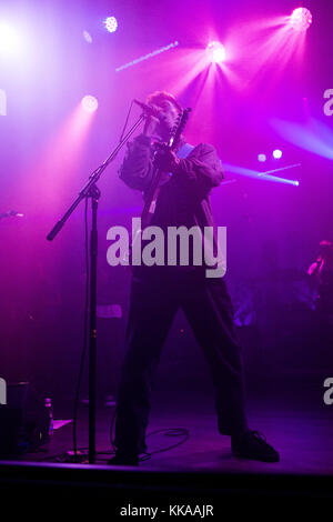 Milano, Italia. 28 Nov, 2017. Il cantante inglese/cantautore Ivan Archy Marshall noto sul palco come KING KRULE suona dal vivo sul palco di Magazzini Generali per presentare il suo nuovo album "Ooz' Credit: Rodolfo Sassano/Alamy Live News Foto Stock