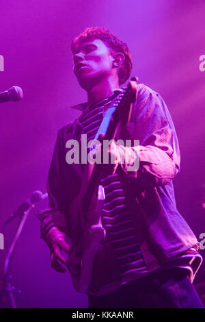 Milano, Italia. 28 Nov, 2017. Il cantante inglese/cantautore Ivan Archy Marshall noto sul palco come KING KRULE suona dal vivo sul palco di Magazzini Generali per presentare il suo nuovo album "Ooz' Credit: Rodolfo Sassano/Alamy Live News Foto Stock