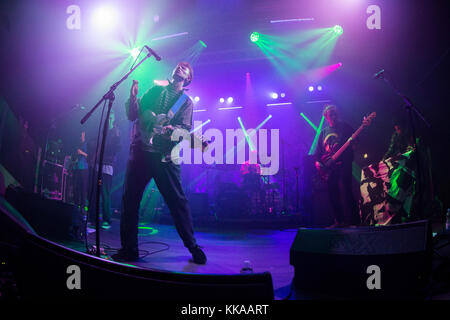 Milano, Italia. 28 Nov, 2017. Il cantante inglese/cantautore Ivan Archy Marshall noto sul palco come KING KRULE suona dal vivo sul palco di Magazzini Generali per presentare il suo nuovo album "Ooz' Credit: Rodolfo Sassano/Alamy Live News Foto Stock