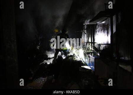 Kathmandu, Nepal. 29 nov, 2017. nepalesi per i vigili del fuoco spegnere un incendio scoppiato in un negozio nella gaushala, Kathmandu, Nepal mercoledì, 29 novembre 2017. Credito: skanda gautam/zuma filo/alamy live news Foto Stock