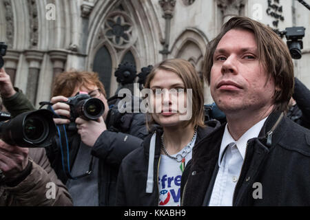 Londra, Regno Unito. 29 Nov, 2017. Lauri Amore arriva al di fuori della Royal Courts of Justice per iniziare il suo appello contro l'estradizione. L amore è caricato con stabilendo un 2013 cyber-attacco da anonimo a noi i siti web governativi. Credito: Guy Corbishley/Alamy Live News Foto Stock