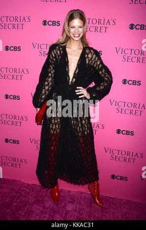 New york, Stati Uniti d'America. 28 nov, 2017. nadine Leopold frequenta il 2017 Victoria's Secret Fashion Show la visualizzazione di parte pink carpet a molla studios su novembre 28, 2017 a New York City. Credito: geisler-fotopress/alamy live news Foto Stock