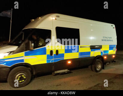 Newquay, Cornwall, Regno Unito. Il 29 Novembre, 2017. Royal Navy Bomb Disposal in azione. Fistral Beach in Cornovaglia è chiusa per 4 ore. Una merce non sbarcata missile navale propellente lavaggi della cartuccia fino in spiaggia 29th, novembre 2017 Robert Taylor/Alamy live news, Newquay Cornwall, Regno Unito. Credito: Robert Taylor/Alamy Live News Foto Stock