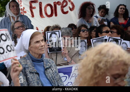 Int 29 novembre 2017. 2017, novembre 29; Buenos Aires City, Argentina.- le organizzazioni per i diritti umani manifestano presso il tribunale di giustizia di Comodoro Py in attesa del verdetto nel processo orale per i crimini umani commessi presso il centro di detenzione clandestina dell'ESMA. La sentenza ebbe inizio il 28 novembre 2012. È il più grande processo nella storia dell'Argentina: 54 repressori sono perseguiti per crimini umani commessi contro 789 vittime; più di 800 testimoni, tra cui molti sopravvissuti, hanno dichiarato. L'ESMA è stato uno dei più grandi centri di detenzione clandestina dell'Argentina durante l'ultimo di militare-civile Foto Stock