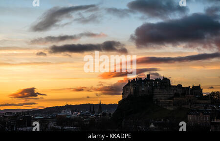 Edimburgo, Scozia, Regno Unito. 29 Nov, 2017. Tramonto spettacolare su Edinburgo Skyline Rooftop guardando verso il Castello di Edimburgo sperone di roccia Foto Stock