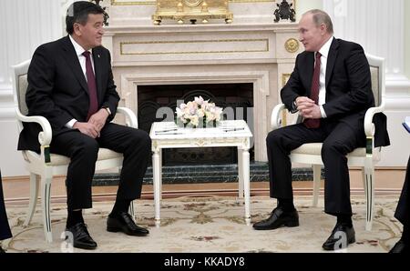 Mosca, Russia. 29 novembre 2017. Il presidente russo Vladimir Putin saluta il presidente kirghiso Sooronbai Jeenbekov prima della loro riunione bilaterale al Cremlino il 29 novembre 2017 a Mosca, in Russia. Crediti: Planetpix/Alamy Live News Foto Stock