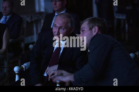 Mosca, Russia. 29 novembre 2017. Il presidente russo Vladimir Putin, a sinistra, parla con l'attore Ilya Malakov, a destra, durante una proiezione del film Furious 29 novembre 2017 a Mosca, Russia. Crediti: Planetpix/Alamy Live News Foto Stock