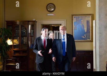 Washington, Stati Uniti d'America. 28 novembre 2017. Il presidente degli Stati Uniti Donald Trump parla con il presidente della commissione per la politica repubblicana del Senato degli Stati Uniti, il senatore John Barrasso, che ha lasciato, durante una visita al Campidoglio degli Stati Uniti, per spingere il suo programma di riforma fiscale il 28 novembre 2017 a Washington, DC. Credito: Planetpix/Alamy Live News Foto Stock