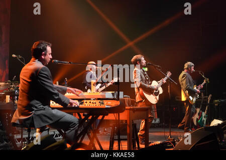 Londra, Regno Unito. 29 nov, 2017. La Divina Commedia di eseguire dal vivo sul palco a Hammersmith Apollo eventim a Londra. photo data: mercoledì, 29 novembre 2017. Credito: roger garfield/alamy live news Foto Stock