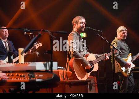 Londra, Regno Unito. 29 nov, 2017. neil hannon della divina commedia esecuzione dal vivo sul palco a Hammersmith Apollo eventim a Londra. photo data: mercoledì, 29 novembre 2017. Credito: roger garfield/alamy live news Foto Stock