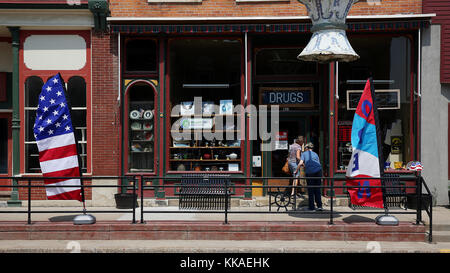 McGregor, Iowa, Stati Uniti. 13 Giugno 2017. I visitatori possono visitare la farmacia McGregor su Main Street a McGregor, Iowa, il 13 giugno 2017. Credit: Kevin E. Schmidt/Quad-City Times/ZUMA Wire/Alamy Live News Foto Stock