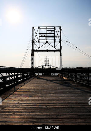 Keokuk, Iowa, Stati Uniti. 10 agosto 2017. Il ponte Keokuk, noto anche come il ponte municipale di Keokuk, porta una ferrovia a doppio ponte a binario e un ponte autostradale attraverso il fiume Mississippi negli Stati Uniti tra Keokuk, Iowa e Hamilton, Illinois, subito a valle del Mississippi Lock e Dam numero 19. Fu progettato da Ralph Modjeski e costruito nel 1915'''1916 sui moli del suo predecessore, che fu costruito nel 1869''1871. Dopo il completamento del Ponte Keokuk-Hamilton, il ponte superiore di questo ponte, sul lato di Keokuk, fu convertito in una piattaforma di osservazione per vedere lo vicino Foto Stock