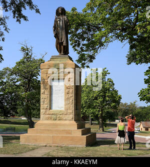 Keokuk, Iowa, Stati Uniti. 10 agosto 2017. Il capo Keokuk era un membro della tribù Sauk nella valle del fiume Mississippi centrale ed era noto per la sua politica di cooperazione con il governo degli Stati Uniti durante la guerra dei Black Hawk del 1832. Nel 1883 i resti di Keokuk furono rimossi dal Kansas e reintersecati nel nuovo Rand Park di Keokuk, Iowa. Il parco si trova sulla scogliera che si affaccia sul Mississippi con una vista panoramica del fiume. La statua sulla tomba di Keokuk capo fu dedicata nel 1913, sostituendo la precedente cima in pietra del monumento. La statua è stata creata dal noto scultore Iowa Foto Stock