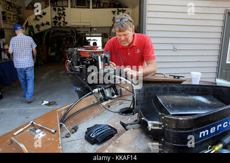 Iowa, Stati Uniti. 10 agosto 2017. Jeff Brover proprietario di B&H Marine a Keokuk, Iowa lavora per riparare un motore per imbarcazioni Mercury 20 hp per un cliente giovedì 10 agosto 2017. Credit: Kevin E. Schmidt/Quad-City Times/ZUMA Wire/Alamy Live News Foto Stock