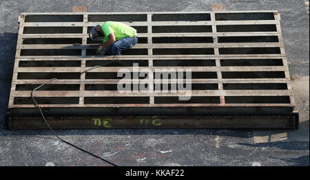 Keokuk, Iowa, Stati Uniti. 10 agosto 2017. Un lavoratore salda su un pannello a Lock e Dam No. 19 sul fronte del fiume Mississippi a Keokuk, Iowa. Credit: Kevin E. Schmidt/Quad-City Times/ZUMA Wire/Alamy Live News Foto Stock