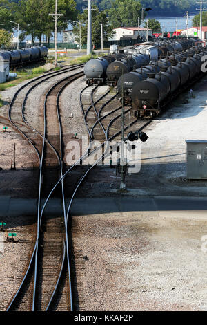 Keokuk, Iowa, Stati Uniti. 10 agosto 2017. La Keokuk Junction Railway (KJRY) ha acquisito i diritti di tracking e commutazione del cantiere locale dalle linee fallite di Rock Island, e nel 1981 hanno acquistato tutte le azioni della Keokuk Union Depot Company. Il deposito è stato utilizzato dalla KJRY come base per le loro operazioni di treno turistico, e il suo tram attraversa il Mississippi in Illinois. Pioneer Railcorp ha acquisito le attività della Keokuk Junction Railway nel 1996. Credit: Kevin E. Schmidt/Quad-City Times/ZUMA Wire/Alamy Live News Foto Stock