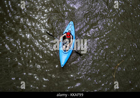 Galena, Iowa, Stati Uniti. 15 luglio 2017. Un kayak si pagaia lungo il fiume Galena a Galena, Illinois, sabato 15 luglio 2017. Credit: Andy Abeyta, Quad-City Times/Quad-City Times/ZUMA Wire/Alamy Live News Foto Stock