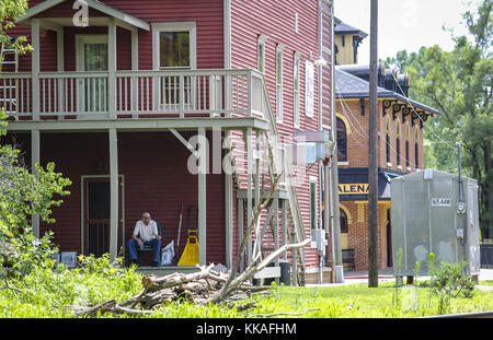 Galena, Iowa, Stati Uniti. 15 luglio 2017. Un uomo fa una breve pausa di fumo all'otto's Place Cafe and Lounge a Galena, Illinois, sabato 15 luglio 2017. Credit: Andy Abeyta, Quad-City Times/Quad-City Times/ZUMA Wire/Alamy Live News Foto Stock