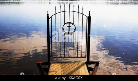 Princeton, Iowa, Stati Uniti. 24 Agosto 2017. Un molo con un cancello decorativo al fiume Mississippi a Princeton, Iowa 24 agosto 2017. Credit: Kevin E. Schmidt/Quad-City Times/ZUMA Wire/Alamy Live News Foto Stock