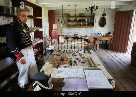 Fort Madison, Iowa, Stati Uniti. 10 agosto 2017. Il Dr. Eugene Watkins, responsabile del sito di Old Fort Madison, parla di tutti gli articoli acquistati e scambiati con le tribù dei nativi americani presso il sito di Fort Madison, Iowa, lungo il fiume 10 agosto 2017. Credit: Kevin E. Schmidt/Quad-City Times/ZUMA Wire/Alamy Live News Foto Stock