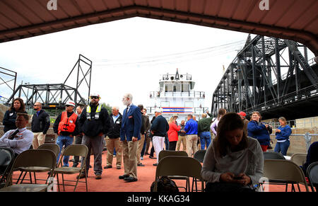 Davenport, Iowa, Stati Uniti. 4 agosto 2017. Decine di dignitari locali, statali e nazionali passano attraverso Lock 15 durante un tour delle chiatte del fiume Mississippi venerdì 4 agosto 2017. Credit: Kevin E. Schmidt/Quad-City Times/ZUMA Wire/Alamy Live News Foto Stock