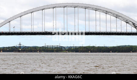 Iowa, Stati Uniti. 4 agosto 2017. Il Centennial Bridge, o Rock Island Centennial Bridge, collega Rock Island, Illinois e Davenport, Iowa. Il ponte è lungo 3,850 piedi (1,173 m) e si erge a 170 piedi sopra il livello dell'acqua. La costruzione del ponte iniziò nel 1938 e fu inaugurato il 12 luglio 1940 come ponte a pedaggio. Il ponte è costato 1.75 milioni di dollari per costruire. È stato progettato da Ash-Howard-Needles & Tammen e costruito dalla American Bridge Company, McCarthy Improvement Company, e Priester Construction Company. Il tributo iniziale era di 0.10 dollari, e alla fine è salito a 0.50 dollari per le automobili (e fino a 2.0 dollari) Foto Stock