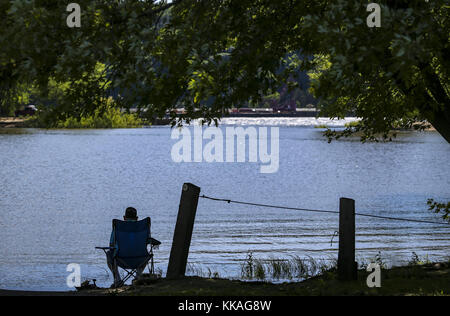 Hazel Green, Iowa, Stati Uniti. 20 Giugno 2017. Un uomo è visto pescare al lago o'Leary's Spot pesca, una piccola insenatura al largo del fiume Mississippi passato Lock e Dam 11 a Hazel Green, Wisconsin, il 20 giugno 2017. Credit: Andy Abeyta, Quad-City Times/Quad-City Times/ZUMA Wire/Alamy Live News Foto Stock