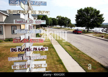 Iowa, Stati Uniti. 13 Giugno 2017. Un cartello posto fuori del letto e bagno di Guttenberg dà la distanza alla posizione oscura attraverso gli Stati Uniti. Credit: Quad-City Times/ZUMA Wire/Alamy Live News Foto Stock