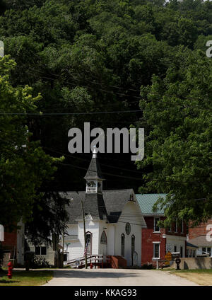 Iowa, Stati Uniti. 13 Giugno 2017. Guardando su Main Street verso la Chiesa evangelica luterana della Pace a Clayton, Iowa. Credit: Quad-City Times/ZUMA Wire/Alamy Live News Foto Stock