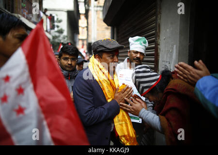 Kathmandu, Nepal. 30 novembre 2017. GAGAN Thapa, candidato del partito del Congresso nepalese, partecipa a una campagna porta a porta, pochi giorni prima della seconda fase delle elezioni parlamentari e provinciali a Ratopul, Kathmandu, Nepal, giovedì 30 novembre 2017. Crediti: Skanda Gautam/ZUMA Wire/Alamy Live News Foto Stock