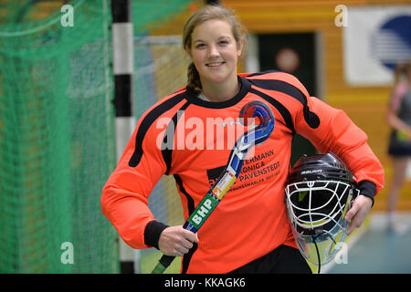 Brema, Germania. 28 novembre 2017. Chantal Bausch posa in un centro sportivo al "Club zur Vahr" di Brema, Germania, 28 novembre 2017. La giovane portiere con un cuore donatore pratica qui con la sua squadra di hockey regionale. Dopo il trapianto di cuore, vive una vita quasi normale. Partecipa alle competizioni e decide, di vivere consapevolmente felice - perché porta sempre il pensiero che la sua vita possa finire da un momento all'altro. Credito: Michael Bahlo/dpa/Alamy Live News Foto Stock