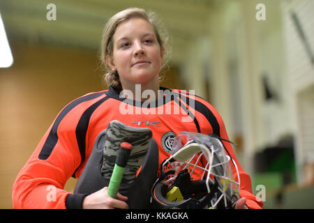 Brema, Germania. 28 novembre 2017. Chantal Bausch posa in un centro sportivo al "Club zur Vahr" di Brema, Germania, 28 novembre 2017. La giovane portiere con un cuore donatore pratica qui con la sua squadra di hockey regionale. Dopo il trapianto di cuore, vive una vita quasi normale. Partecipa alle competizioni e decide, di vivere consapevolmente felice - perché porta sempre il pensiero che la sua vita possa finire da un momento all'altro. Credito: Michael Bahlo/dpa/Alamy Live News Foto Stock