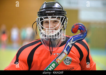 Brema, Germania. 28 novembre 2017. Chantal Bausch posa in un centro sportivo al "Club zur Vahr" di Brema, Germania, 28 novembre 2017. La giovane portiere con un cuore donatore pratica qui con la sua squadra di hockey regionale. Dopo il trapianto di cuore, vive una vita quasi normale. Partecipa alle competizioni e decide, di vivere consapevolmente felice - perché porta sempre il pensiero che la sua vita possa finire da un momento all'altro. Credito: Michael Bahlo/dpa/Alamy Live News Foto Stock