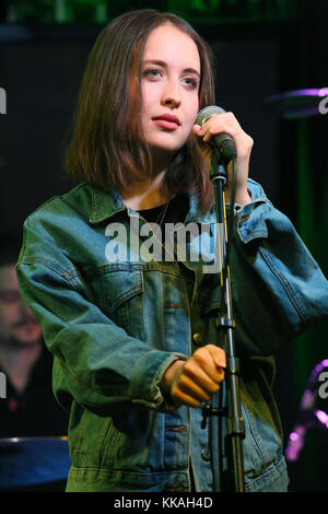 Bala Cywyd, PA, Stati Uniti. 29th novembre 2017. Alice Merton Visita Radio 104.5 Performance Studio A Bala Cynwyd, Pa Il 29 Novembre 2017 Credit: Star Shooter/Media Punch/Alamy Live News Foto Stock