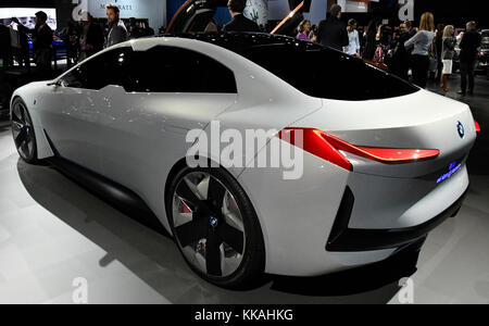 Los Angeles ca. 29 nov, 2017. Il bmwi visione dinamica concept car sul display durante il 2017 auto show di Los Angeles media giorno martedì. 29 nov, 2017. la mostra apre al pubblico su dec 1-10 presso il convention center.(foto da gene blevins/LA/dailynews scng/zumapress. Credito: gene blevins/zuma filo/alamy live news Foto Stock