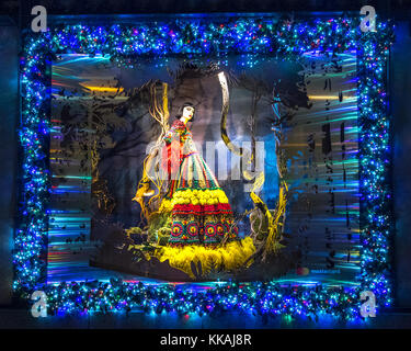 New York, Stati Uniti d'America. 29 Nov, 2017. Windows presso la New York del Saks Fifth Avenue department store sono decorate con luci di Natale per la stagione delle vacanze. Credito: Enrique Shore/Alamy Live News Foto Stock