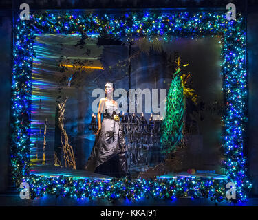 New York, Stati Uniti d'America. 29 Nov, 2017. Windows presso la New York del Saks Fifth Avenue department store sono decorate con luci di Natale per la stagione delle vacanze. Credito: Enrique Shore/Alamy Live News Foto Stock