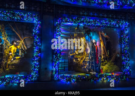 New York, Stati Uniti d'America. 29 Nov, 2017. Windows presso la New York del Saks Fifth Avenue department store sono decorate con luci di Natale per la stagione delle vacanze. Credito: Enrique Shore/Alamy Live News Foto Stock