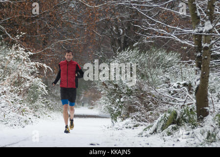 Deeside modo, Aberdeen . 30 Novembre, 2017. Un pareggiatore sul Deeside modo percorso in corrispondenza di culti Aberdeen godendo la neve. Credito: Paolo Glendell/Alamy Live News Foto Stock