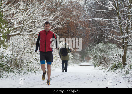 Deeside modo, Aberdeen . 30 Novembre, 2017. Un pareggiatore sul Deeside modo percorso in corrispondenza di culti Aberdeen godendo la neve. Credito: Paolo Glendell/Alamy Live News Foto Stock