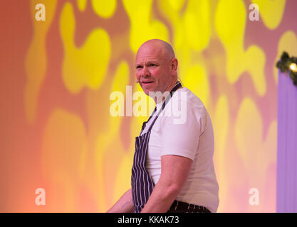 Birmingham, Regno Unito. 30 Novembre, 2017. Tom Kerridge nella grande cucina facendo una demo di cucina presso la BBC Good Food Show al NEC di Birmingham. Credito: Steven roe/Alamy Live News Foto Stock