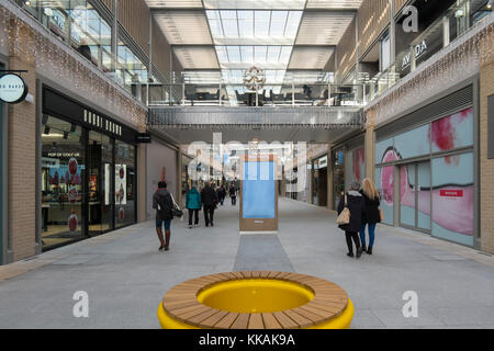 Oxford, Regno Unito. 29 Nov 2017. Le decorazioni di Natale e la gente lo shopping per i regali nella nuova Westgate nel centro di Oxford. Credito: Flo Smith/Alamy Live News Foto Stock