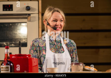 Birmingham, Regno Unito. 30 Novembre, 2017. Rosie Burkett sulla Winter Kitchen Stage, facendo una demo di cottura ispirati alla stagione invernale. Credito: Steven roe/Alamy Live News Foto Stock