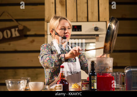 Birmingham, Regno Unito. 30 Novembre, 2017. Rosie Burkett sulla Winter Kitchen Stage, facendo una demo di cottura ispirati alla stagione invernale. Credito: Steven roe/Alamy Live News Foto Stock