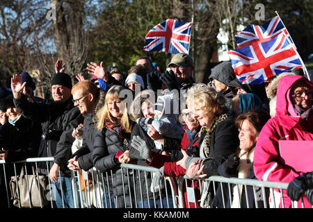 Chichester, West Sussex, Regno Unito. 30 Novembre, 2017. Sua Maestà la Regina visita al Chichester Festival Theatre. Giovedì 30 Novembre 2017 Credit: Sam Stephenson/Alamy Live News Foto Stock