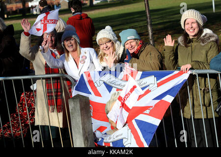 Chichester, West Sussex, Regno Unito. 30 Novembre, 2017. Sua Maestà la Regina visita al Chichester Festival Theatre. Giovedì 30 Novembre 2017 Credit: Sam Stephenson/Alamy Live News Foto Stock